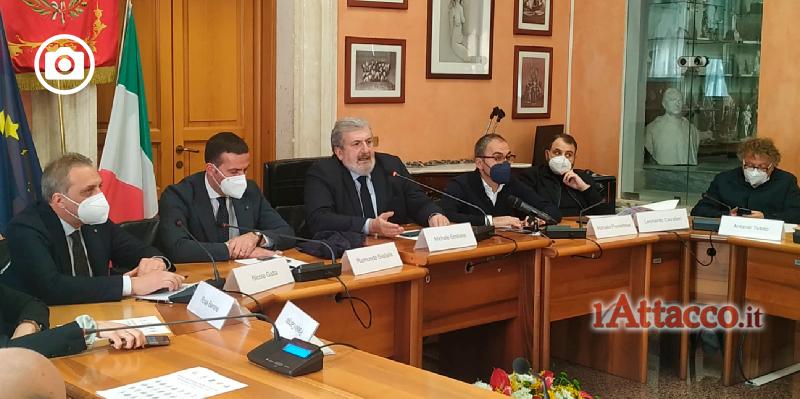 I Sindaci bussano a denari, Emiliano si congratula ma non promette niente. Piemontese: “C’è il Pnrr”